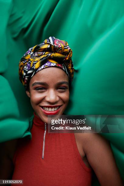 close-up of woman in headwear against green textile - blickwinkel der aufnahme stock-fotos und bilder