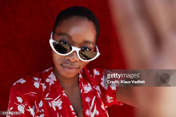 portrait of woman wearing sunglasses - cool attitude foto e immagini stock