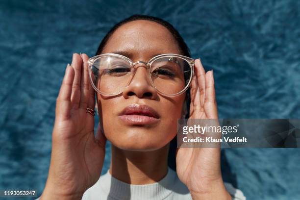 beautiful woman wearing eyeglasses - handschoen stock-fotos und bilder