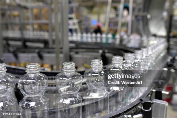 apple-juice factory, bottling, apple juice - bottle factory stockfoto's en -beelden