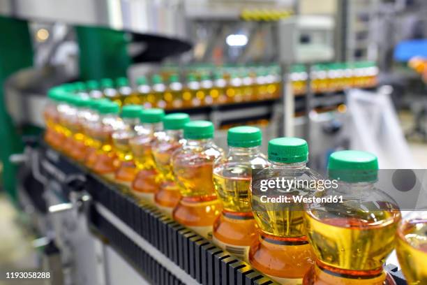 apple-juice factory, bottling, apple juice - abfüllanlage stock-fotos und bilder