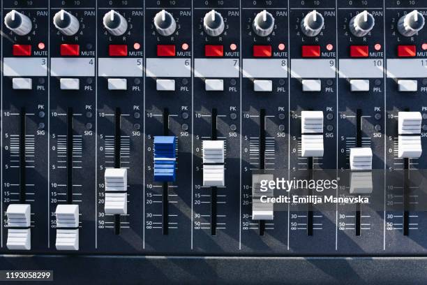 sound mixer - medienberuf stock-fotos und bilder