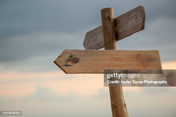 old wooden sign - wegwijzer stockfoto's en -beelden