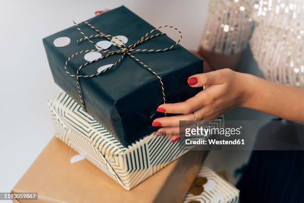 young woman holding presents - gift lounge stock-fotos und bilder