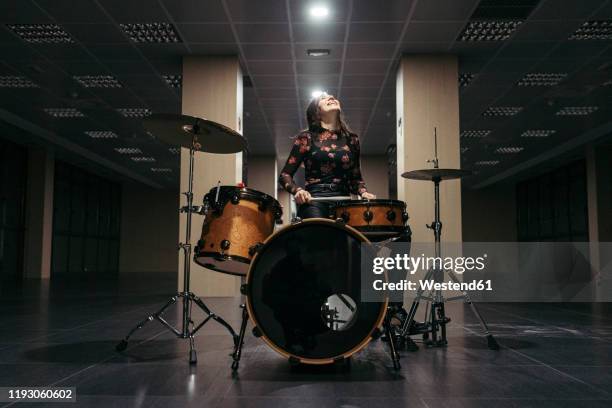 passionate oman playing drums - baterista imagens e fotografias de stock