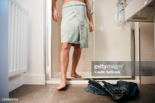 man met een douche - towel stockfoto's en -beelden