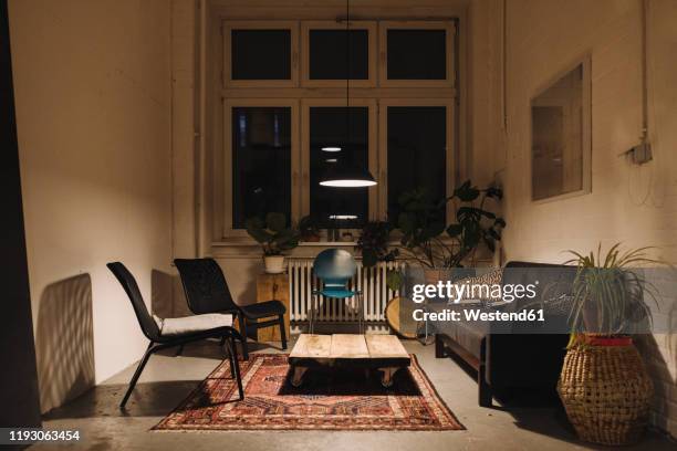 lounge room in an office at night - appartement salon stockfoto's en -beelden