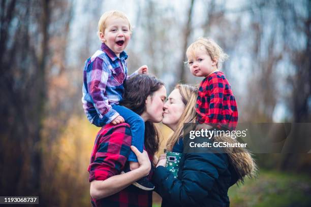 entzückende kinder mit ihren eltern - lgbtq familie mit kindern - diverse family stock-fotos und bilder