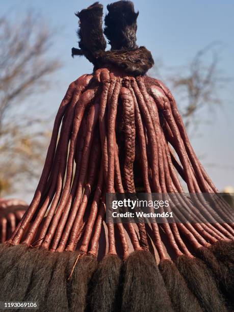 close up of a himba woman and her traditional hairstyle, opuwo, namibia - opuwo tribe foto e immagini stock