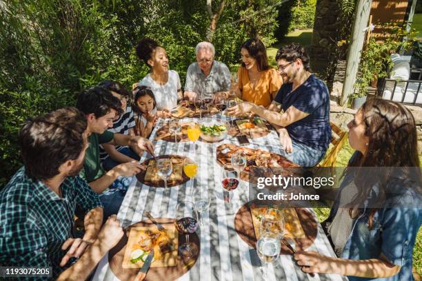 traditionelles wiedersehen der argentinischen familie - familientreffen stock-fotos und bilder