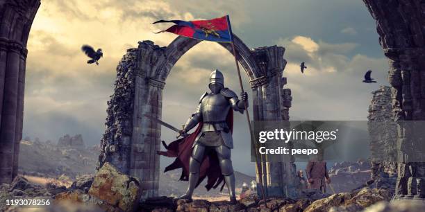 cavaleiro medieval na armadura com bandeira e espada perto das ruínas - metallic suit - fotografias e filmes do acervo