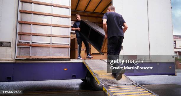 laden van de verhuiswagen - verhuiswagen stockfoto's en -beelden