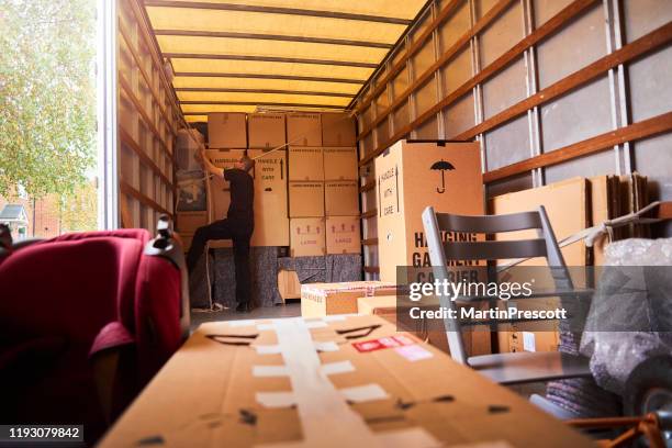 sicherung der ladung - man boxes moving home stock-fotos und bilder