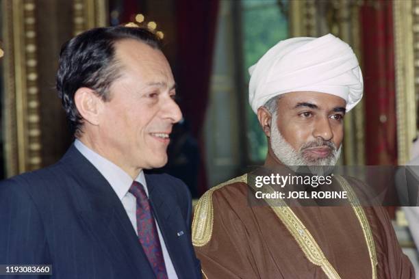 Oman's Sultan Qaboos bin Said meets French Prime minister Michel Rocard during, on May 31, 1989 in Paris.