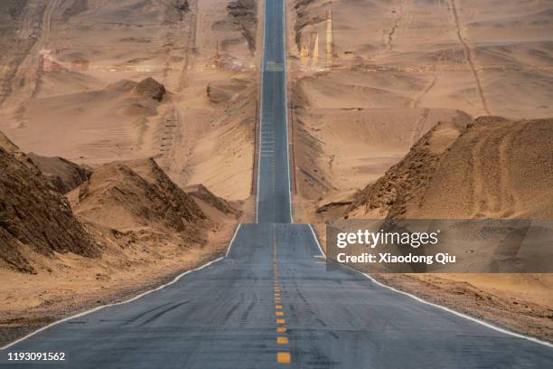 qinghai dachaidan highway - steil stockfoto's en -beelden