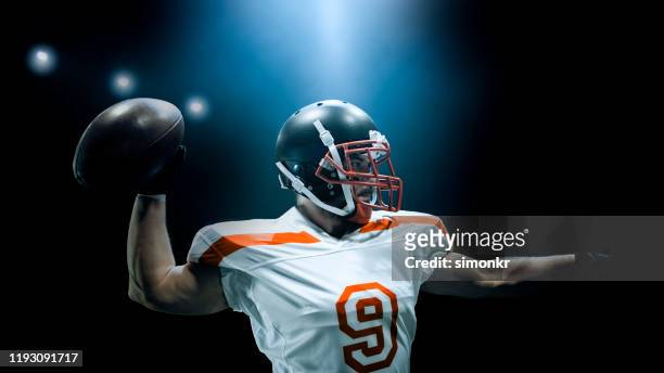american-football-spieler werfen ball - quarterback stock-fotos und bilder