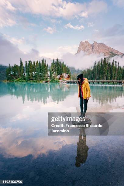 woman playing with reflections at emerald lake, yoho national park, canada - ヨーホー国立公園 ストックフォトと画像