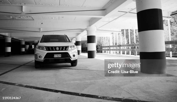 nya suzuki vitara parkerade i garaget. - compact bildbanksfoton och bilder