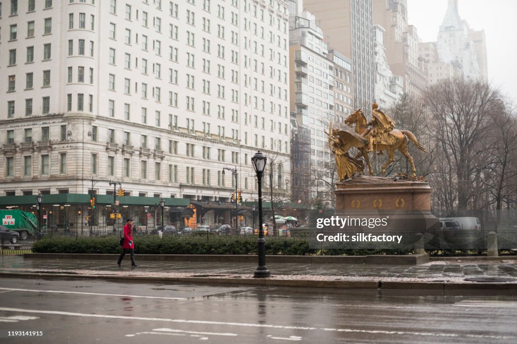 Het regent op een overgegoten winterdag op 5th Avenue op Manhatten in New York City