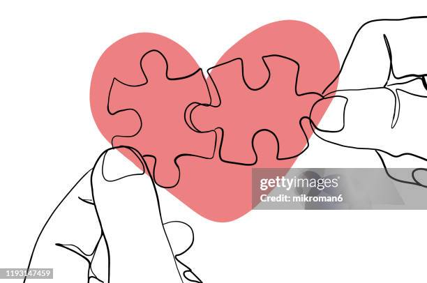 single line drawing of a heart ans puzzels - liebe auf den ersten blick stock-fotos und bilder