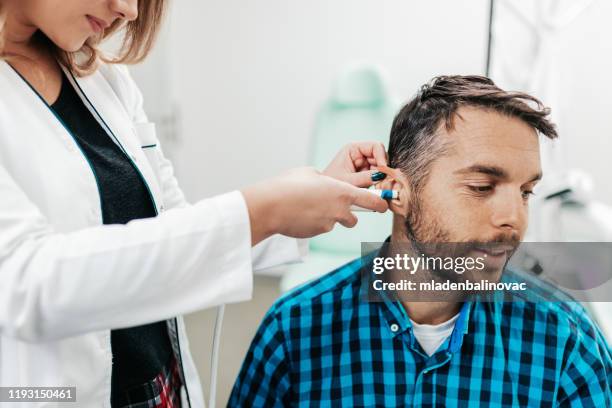 examen de audición médica - otoscope fotografías e imágenes de stock