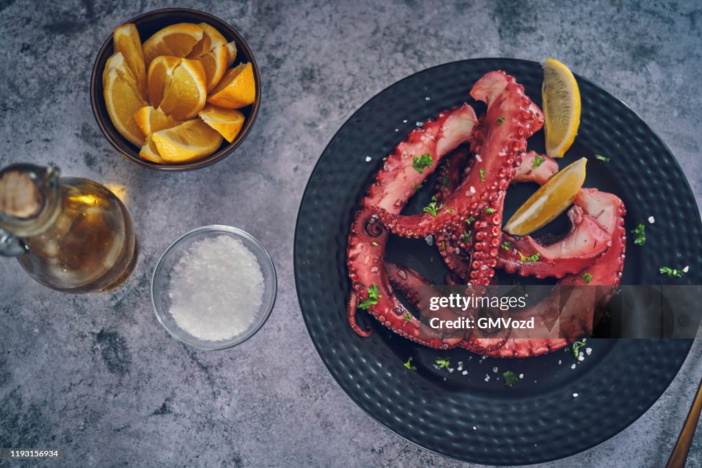 Oktopus Tentakel mit Meersalz und frischer Zitrone