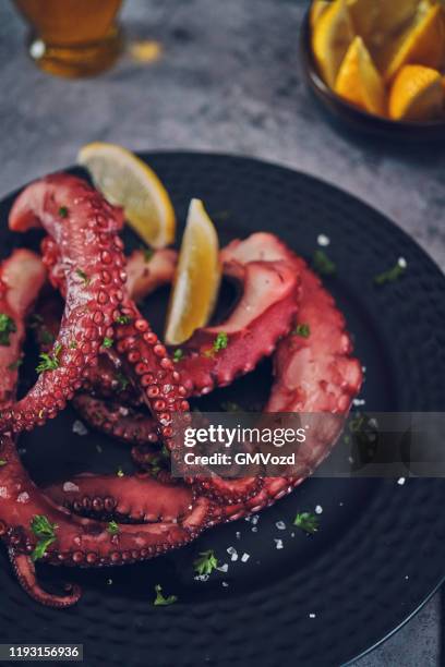 tentacoli di polpo con sale marino e limone fresco - octopus foto e immagini stock