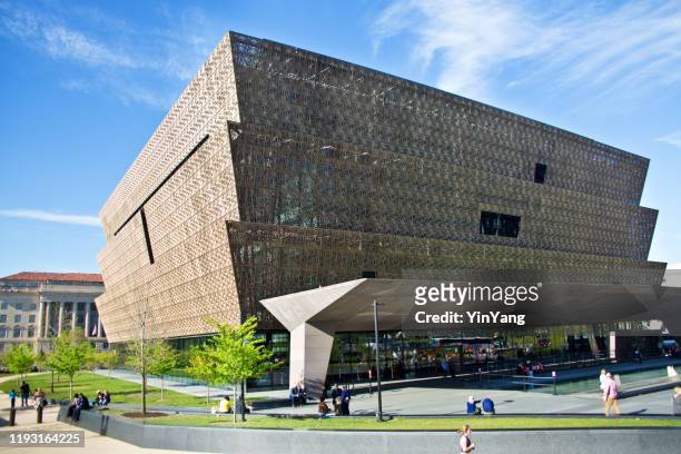 nationaal museum van afro-amerikaanse geschiedenis en cultuurgebouw in washington dc, verenigde staten - smithsonian institute stockfoto's en -beelden