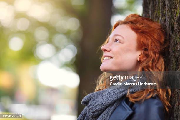 mujer disfrutando de un día soleado en el parque - gratitud fotografías e imágenes de stock