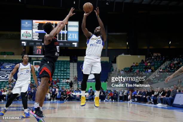 Jeremy Pargo of the Santa Cruz Warriors shoots over Josh Reaves of the Texas Legends in the first quarter on January 11, 2020 at Comerica Center in...