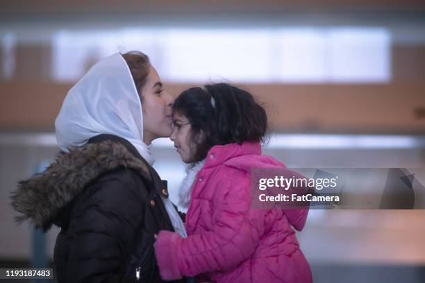 muslim mor och dotter i flygplatsen stockfoto - afghan refugees bildbanksfoton och bilder