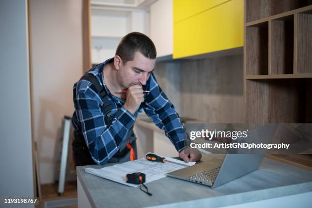 manual worker fitting a new kitchen. - countertop installation stock pictures, royalty-free photos & images