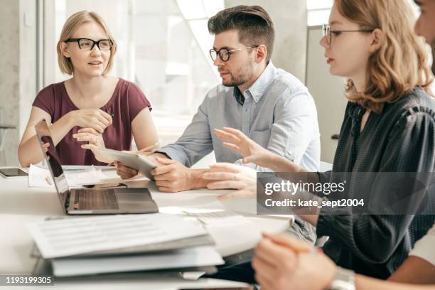 estudiantes de mba trabajando en un proyecto - masters degree fotografías e imágenes de stock