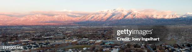wasatch front in de winter - wasatch-mountains stockfoto's en -beelden