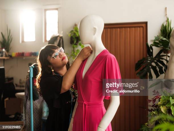 jonge mexicaanse naaister fixing jurk - mannequin stockfoto's en -beelden