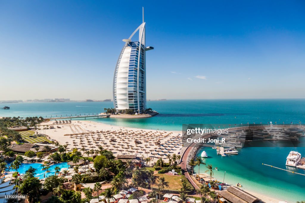 Dagtid skott av Burj Al Arab hotell