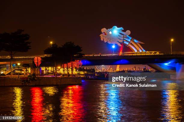 the night view of the bridge over han river with the cityscape - han river photos et images de collection