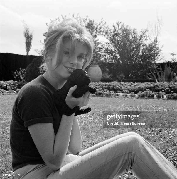 Actrice française Catherine Deneuve sur le tournage du film "Et Satan conduit le bal" produit par Roger Vadim.