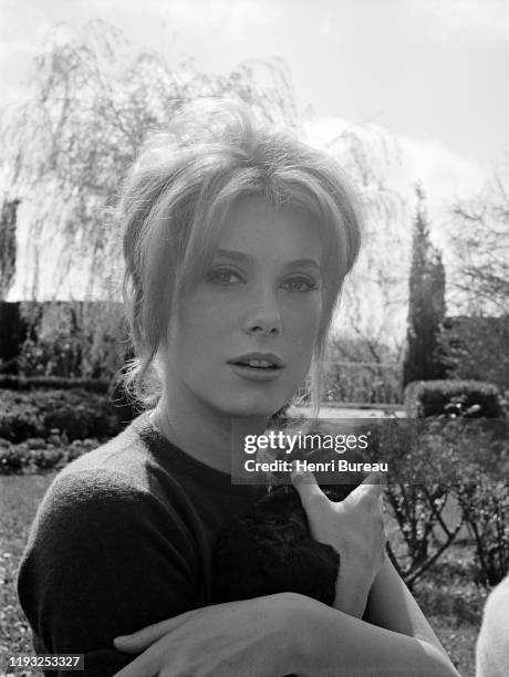 Actrice française Catherine Deneuve sur le tournage du film "Et Satan conduit le bal" produit par Roger Vadim.