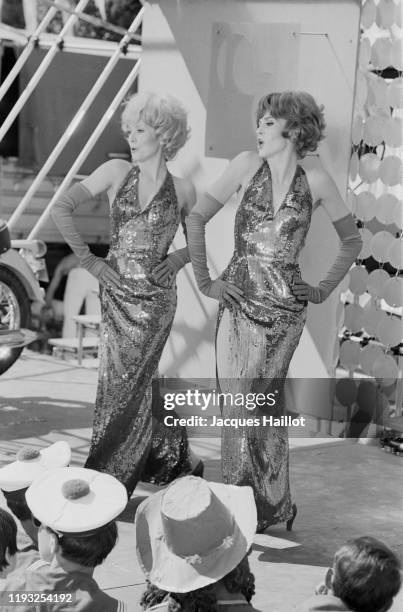 Les actrices françaises Catherine Deneuve et Françoise Dorleac sur le tournage du film "Les demoiselles de Rochefort".