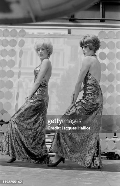 Les actrices françaises Catherine Deneuve et Françoise Dorleac sur le tournage du film "Les demoiselles de Rochefort".