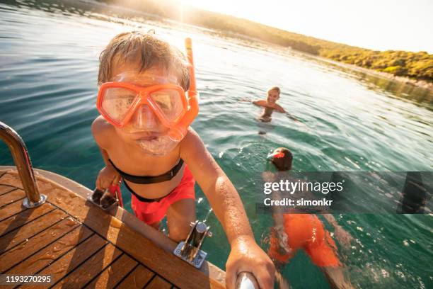 familie genießt im meer - schnorchel stock-fotos und bilder