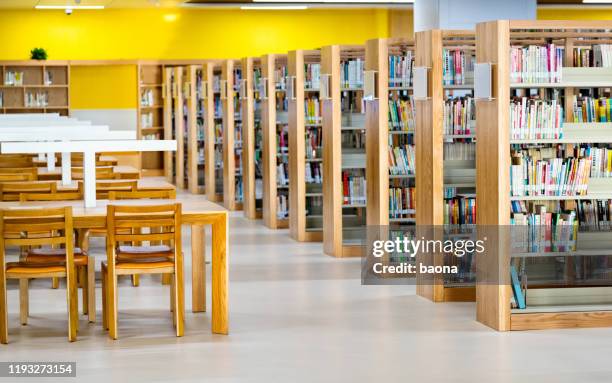 lege houten tafels in openbare bibliotheek - library stockfoto's en -beelden