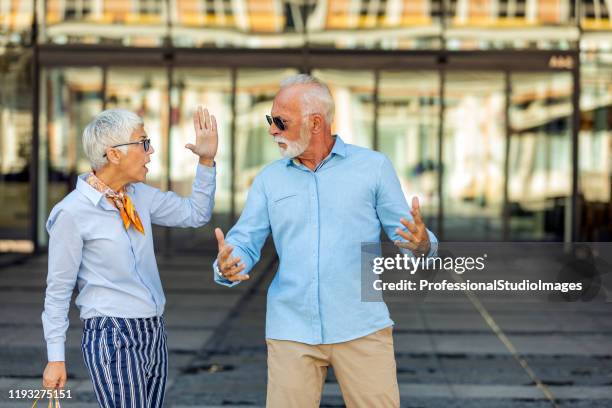 l'uomo anziano sta discutendo con sua moglie di shopping costoso - furioso foto e immagini stock