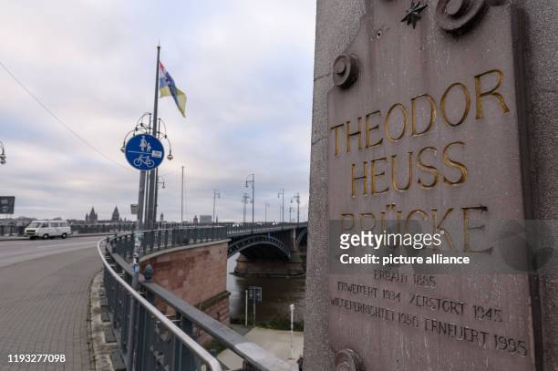 January 2020, Rhineland-Palatinate, Mainz: A plaque with the inscription "Theodor Heuss Brücke" hangs on a pillar. Around 44,000 cars drive across...
