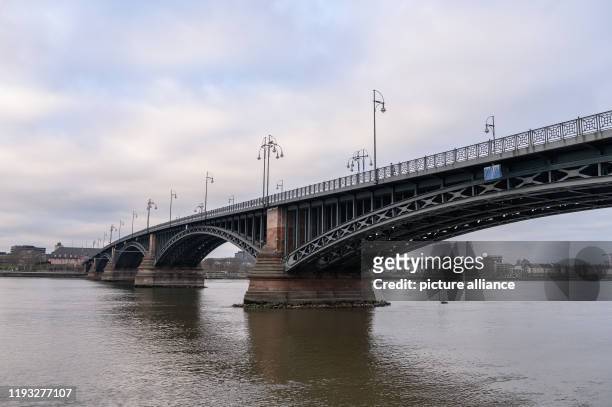 January 2020, Rhineland-Palatinate, Mainz: The Theodor Heuss Bridge. Around 44,000 cars drive across the Theodor-Heuss-Bridge between Mainz and...