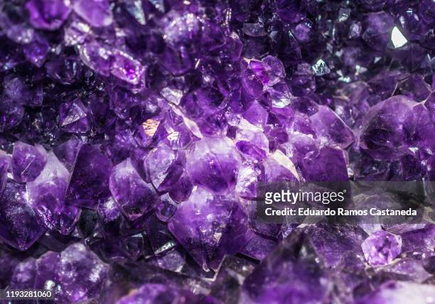 amethyst, violet mineral - pedra preciosa - fotografias e filmes do acervo