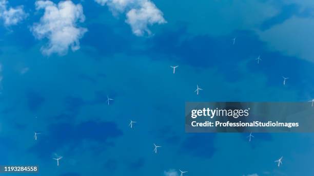 uitzicht op wind turbines die elektriciteit opwekken in het engelse kanaal van vliegtuigen - noordzee stockfoto's en -beelden