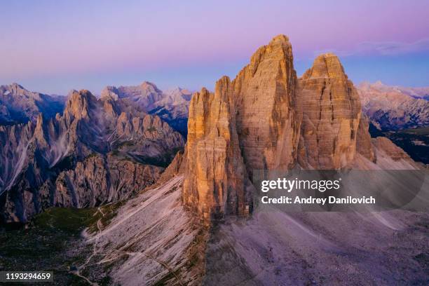 sonnenaufgang über italienischen alpen - tre cime di lavaredo (drei gipfel von lavaredo). blick von oben. - drei zinnen stock-fotos und bilder