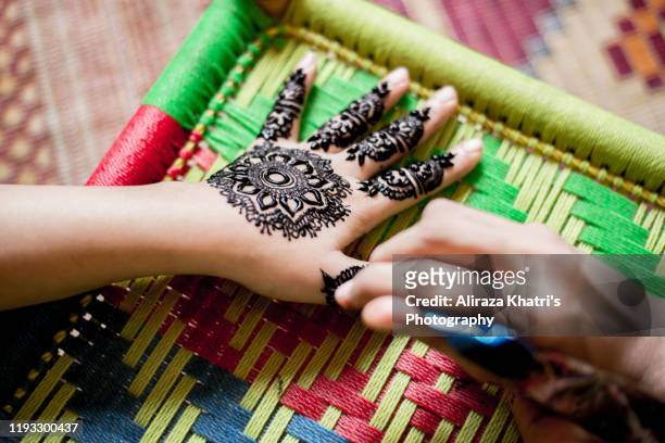 mehndi henna hand design - hennatätowierung stock-fotos und bilder